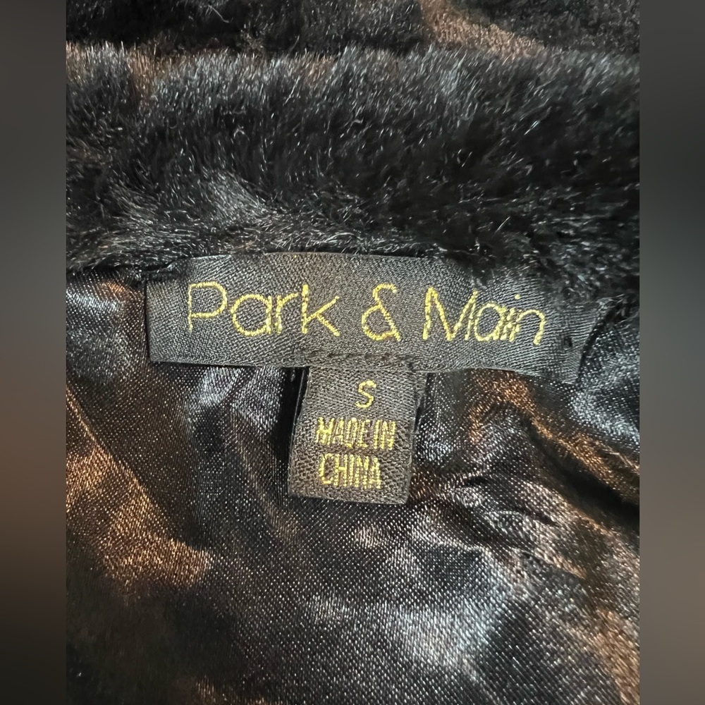 Ladies Faux fur Crop Shawl in black small
